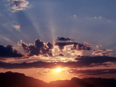 ufukta batan güneşin ışık ışınları