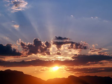 ufukta batan güneşin ışık ışınları