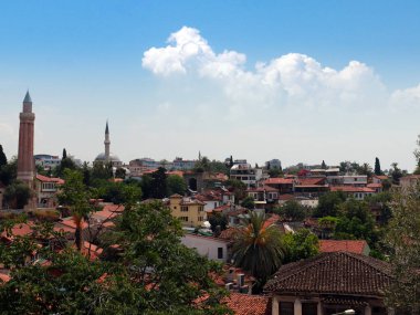Antalya Türkiye şehrinin çatıları üzerinde güneşli gökyüzü