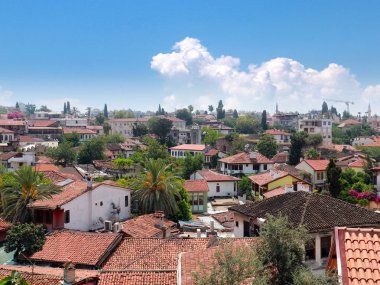 Antalya Türkiye şehrinin çatıları üzerinde güneşli gökyüzü