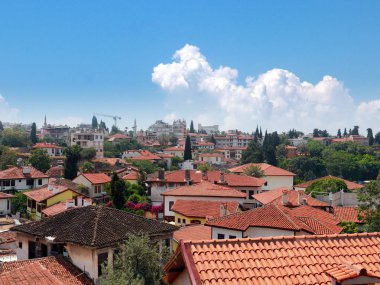 Antalya Türkiye şehrinin çatıları üzerinde güneşli gökyüzü