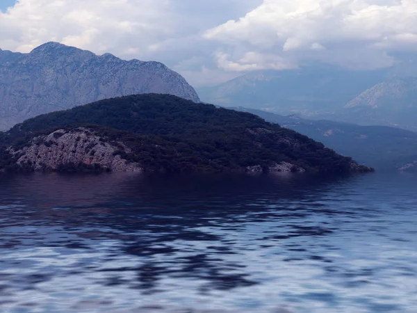 Reflexão Dos Picos Uma Cadeia Montanhosa Água Mar Mediterrâneo — Fotografia de Stock