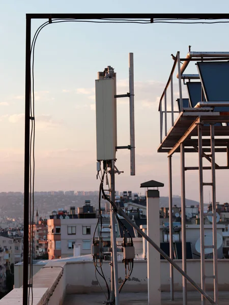 Telecommunicatieapparatuur Geïnstalleerd Het Dak Van Een Stadsgebouw — Stockfoto