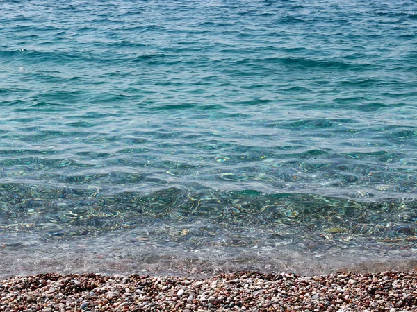 地中海の穏やかな澄んだ水と岩のビーチ — ストック写真