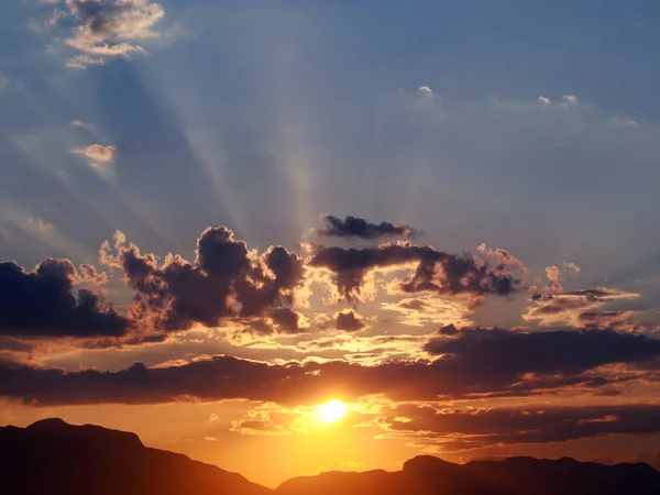 Lichtstrahlen Der Untergehenden Sonne Über Dem Horizont — Stockfoto