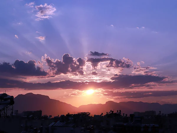 Лучи Света Заходящего Солнца Над Горизонтом — стоковое фото