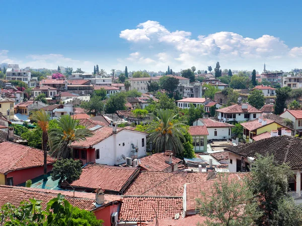Antalya Türkiye Şehrinin Çatıları Üzerinde Güneşli Gökyüzü — Stok fotoğraf