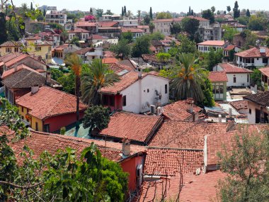 Antalya Türkiye şehrinin çatıları üzerinde güneşli gökyüzü