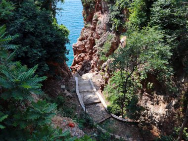 Antalya Türkiye şehrinin parkında denizin arka planında yürüyüşler için yürüyüş parkuru