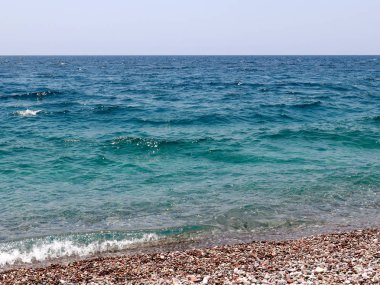 Akdeniz'in su yüzeyi ve kıyı şeridi