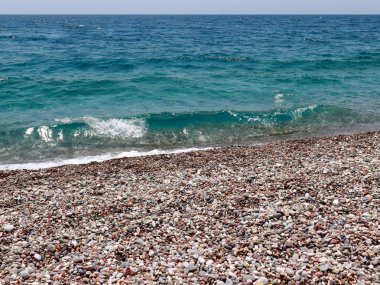 Akdeniz'in su yüzeyi ve kıyı şeridi