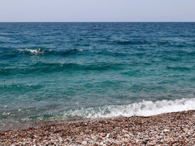 Akdeniz'in su yüzeyi ve kıyı şeridi
