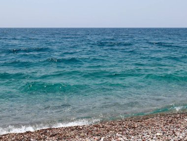 Akdeniz'in su yüzeyi ve kıyı şeridi