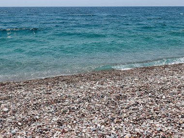 Akdeniz'in su yüzeyi ve kıyı şeridi