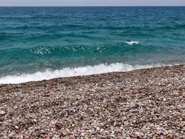 Akdeniz'in su yüzeyi ve kıyı şeridi