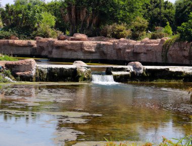 Antalya Türkiye'nin Lara ilçesinin parkında bir şelale ile gölet