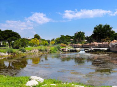 Antalya Türkiye'nin Lara ilçesinin parkında bir şelale ile gölet