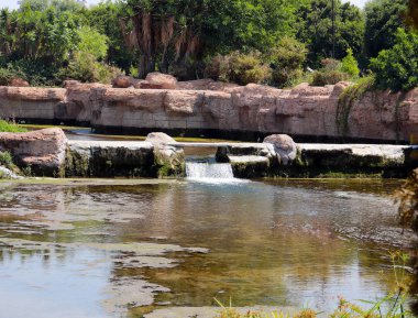 Antalya Türkiye'nin Lara ilçesinin parkında bir şelale ile gölet