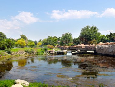 Antalya Türkiye'nin Lara ilçesinin parkında bir şelale ile gölet