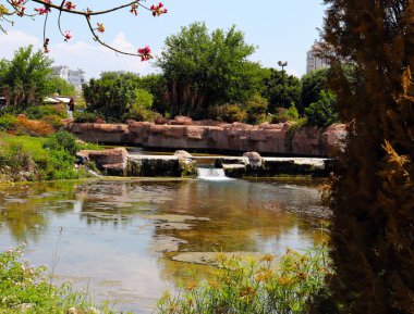 Antalya Türkiye'nin Lara ilçesinin parkında bir şelale ile gölet