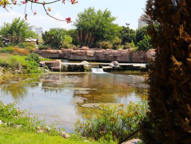 Antalya Türkiye'nin Lara ilçesinin parkında bir şelale ile gölet