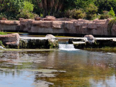 Antalya Türkiye'nin Lara ilçesinin parkında bir şelale ile gölet