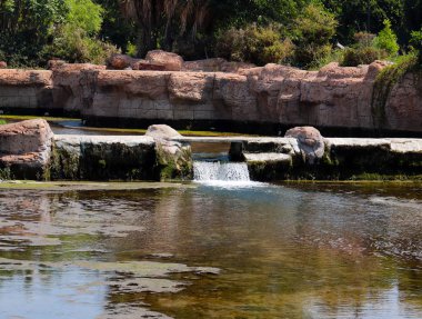 Antalya Türkiye'nin Lara ilçesinin parkında bir şelale ile gölet