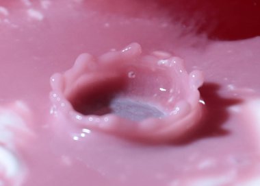 su damlası sonra sıvı yüzeyinde tuhaf desenler