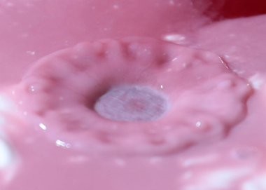 su damlası sonra sıvı yüzeyinde tuhaf desenler