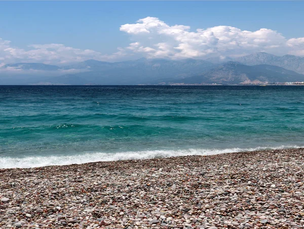 Bir Yaz Bulutlu Gökyüzü Altında Güneşli Deniz Plajı — Stok fotoğraf