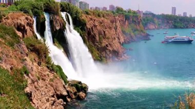 Antalya Türkiye 'nin Lara yerleşim bölgesindeki Düşük Duden şelalesinin güzel, hızlı su akışı