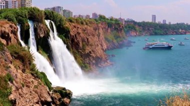 Antalya Türkiye 'nin Lara yerleşim bölgesindeki Düşük Duden şelalesinin güzel, hızlı su akışı