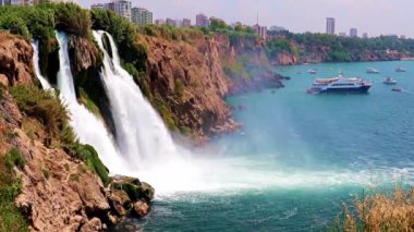 Antalya Türkiye 'nin Lara yerleşim bölgesindeki Düşük Duden şelalesinin güzel, hızlı su akışı