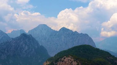 Antalya Türkiye yakınlarındaki güneşli gökyüzünün arka planında Tunektepe 'nin dağ zirveleri