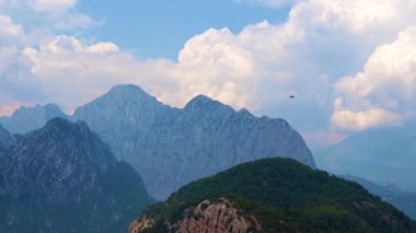 Antalya Türkiye yakınlarındaki güneşli gökyüzünün arka planında Tunektepe 'nin dağ zirveleri