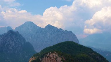 Antalya Türkiye yakınlarındaki güneşli gökyüzünün arka planında Tunektepe 'nin dağ zirveleri