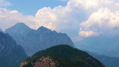 Antalya Türkiye yakınlarındaki güneşli gökyüzünün arka planında Tunektepe 'nin dağ zirveleri