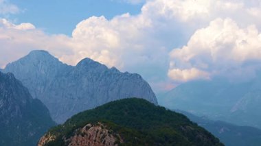Antalya Türkiye yakınlarındaki güneşli gökyüzünün arka planında Tunektepe 'nin dağ zirveleri