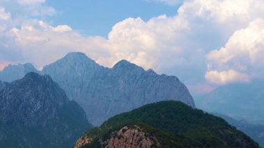 Antalya Türkiye yakınlarındaki güneşli gökyüzünün arka planında Tunektepe 'nin dağ zirveleri