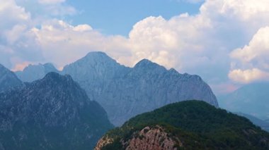 Antalya Türkiye yakınlarındaki güneşli gökyüzünün arka planında Tunektepe 'nin dağ zirveleri