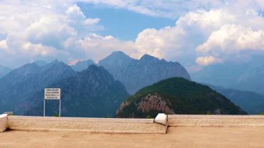 Antalya Türkiye yakınlarındaki güneşli gökyüzünün arka planında Tunektepe 'nin dağ zirveleri