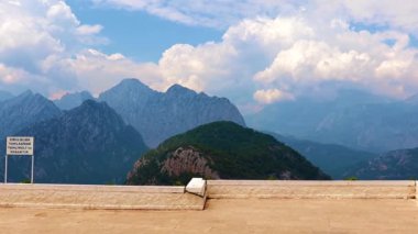 Antalya Türkiye yakınlarındaki güneşli gökyüzünün arka planında Tunektepe 'nin dağ zirveleri