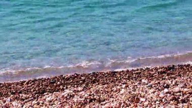 Deniz dalgaları ve plaj dinlenmek için bir yer.