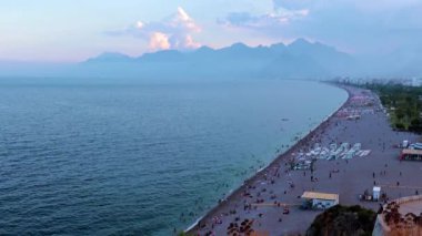 Antalya Türkiye 'nin dağ manzarası ve kıyı şeridi