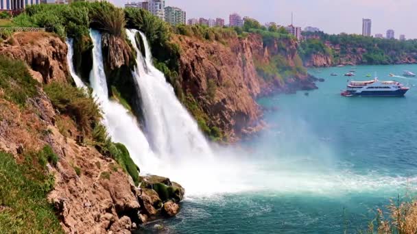 土耳其安塔利亚市拉腊居民区下杜登瀑布美丽的快速水流 — 图库视频影像