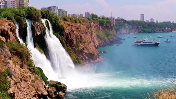 Gyönyörű Gyors Vízáramlás Alsó Duden Vízesés Lara Lakónegyedében Város Antalya — Stock videók