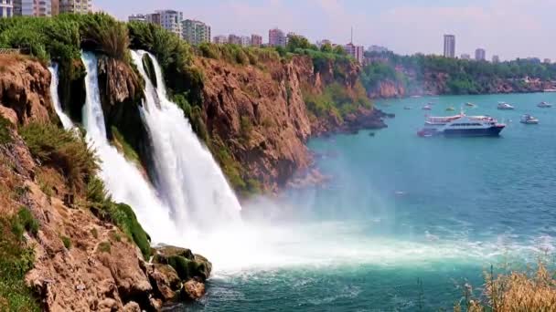 土耳其安塔利亚市拉腊居民区下杜登瀑布美丽的快速水流 — 图库视频影像