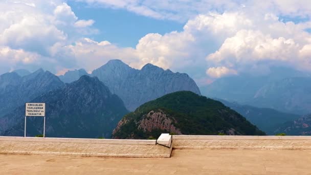 Antalya Türkiye Yakınlarındaki Güneşli Gökyüzünün Arka Planında Tunektepe Nin Dağ — Stok video