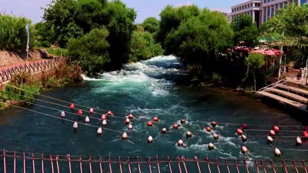 Rettungsnetze Mit Schwimmern Bett Eines Schnell Fließenden Gebirgsflusses — Stockvideo