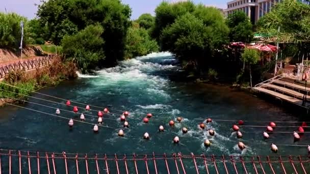 Rettungsnetze Mit Schwimmern Bett Eines Schnell Fließenden Gebirgsflusses — Stockvideo